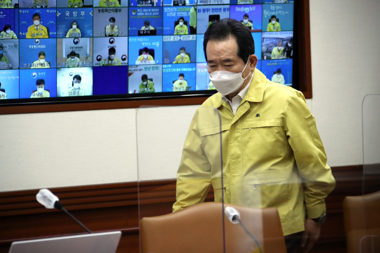 Prime Minister Chung Sye-kyun arrives at an interagency meeting on the COVID-19 response at the government complex in Seoul on Wednesday. (Yonhap)