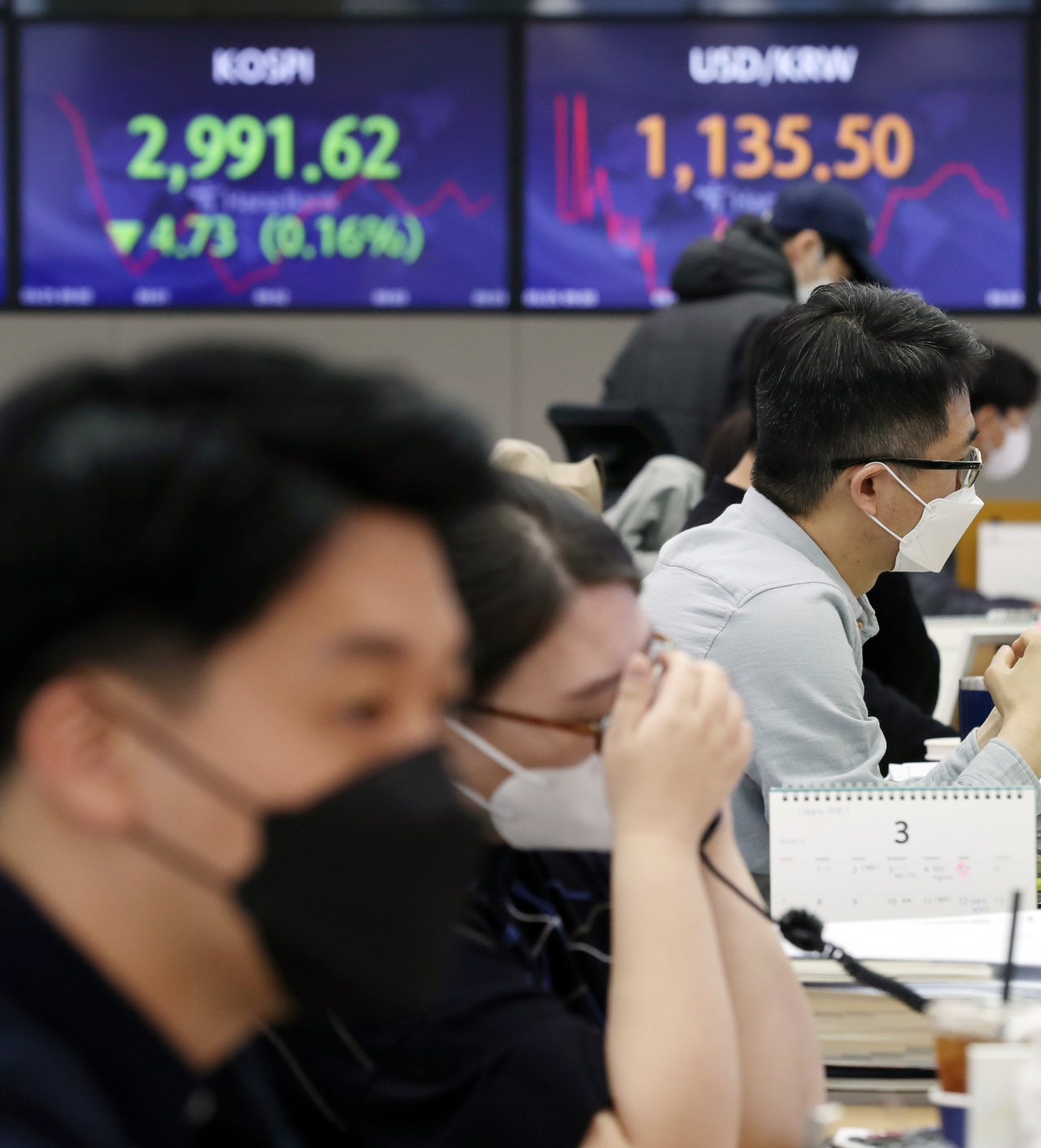 The benchmark Korea Composite Stock Price Index (Kospi) figures are displayed at a dealing room of a local bank in Seoul, Thursday. (Yonhap)