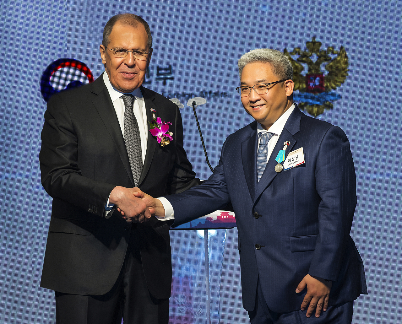 Korea-Russia Arts and Culture Society President Lee Sang Kyun (right) poses for photo with Russian Foreign Minister Sergey Lavrov (left) after receiving the Pushkin Medal during the opening ceremony for the Year of Mutual Exchange between South Korea and Russia on Wednesday. (Seoul Cyber University)