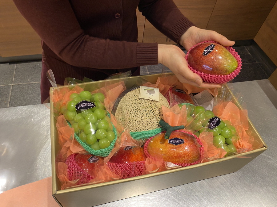 A box of fruits from Shinsegae Department Store‘s fruit subscription service (Shinsegae Department Store)