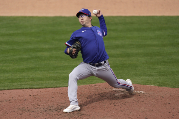 This Associated Press file photo from March 13, 2021, shows Yang Hyeon-jong of the Texas Rangers pitching against the Milwaukee Brewers in a major league spring training game at American Family Fields of Phoenix in Phoenix. (Yonhap)