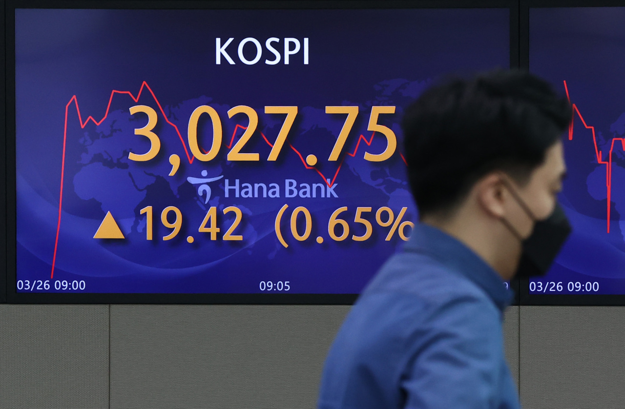 The benchmark Korea Composite Stock Price Index (Kospi) figures are displayed at a dealing room of a local bank in Seoul, Friday. (Yonhap)