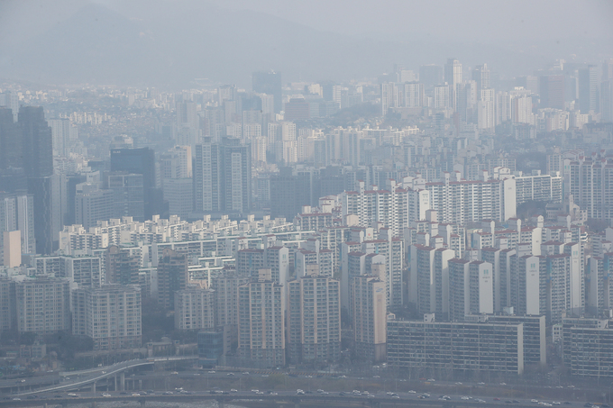 This photo, taken last Sunday, shows apartment buildings in Seoul. (Yonhap)