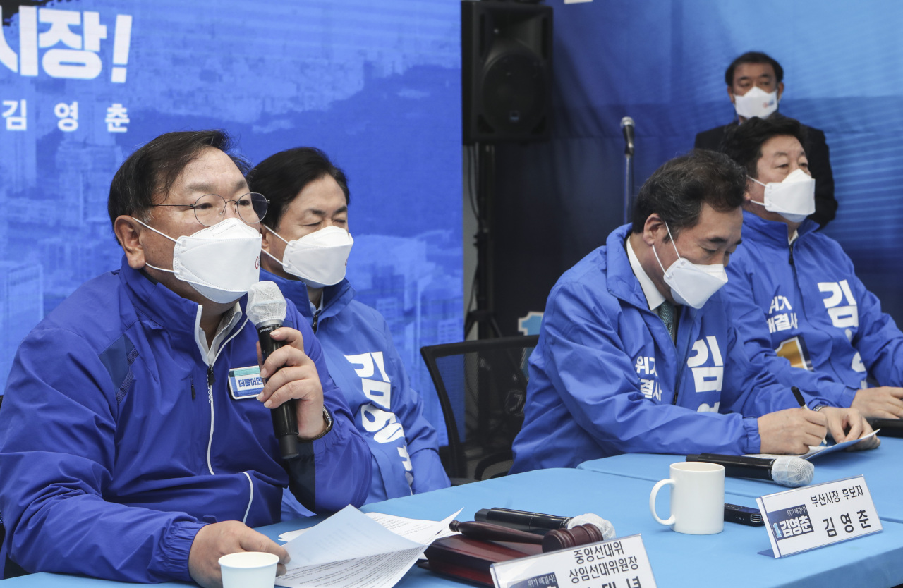 Acting Democratic Party Chairman Rep. Kim Tae-nyeon (L) speaks during a party meeting in Busan on Friday. (Yonhap)