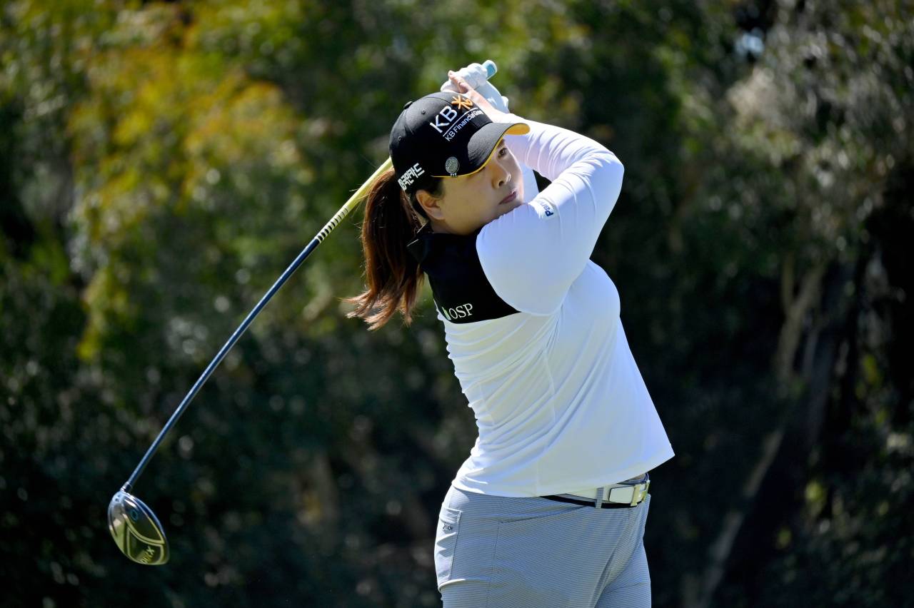 Park In-bee of South Korea tees off the 2nd hole during the Final Round of the KIA Classic at the Aviara Golf Club on Sudnay, in Carlsbad, California. (AFP-Yonhap)