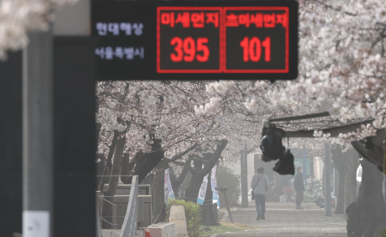 An electronic board in Seoul shows that levels of fine particulate matter reached 395 micrograms per cubic meter of air and ultrafine particulate matter reached 101 micrograms per cubic meter on Monday. A yellow dust warning was issued for Seoul and for most of the country. (Yonhap)