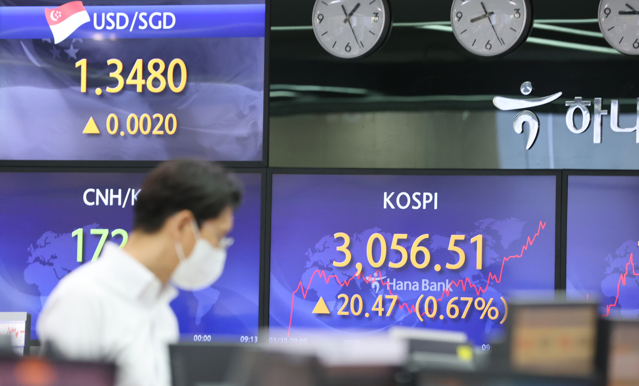 The benchmark Korea Composite Stock Price Index (Kospi) figures are displayed at a dealing room of a local bank in Seoul, Tuesday. (Yonhap)