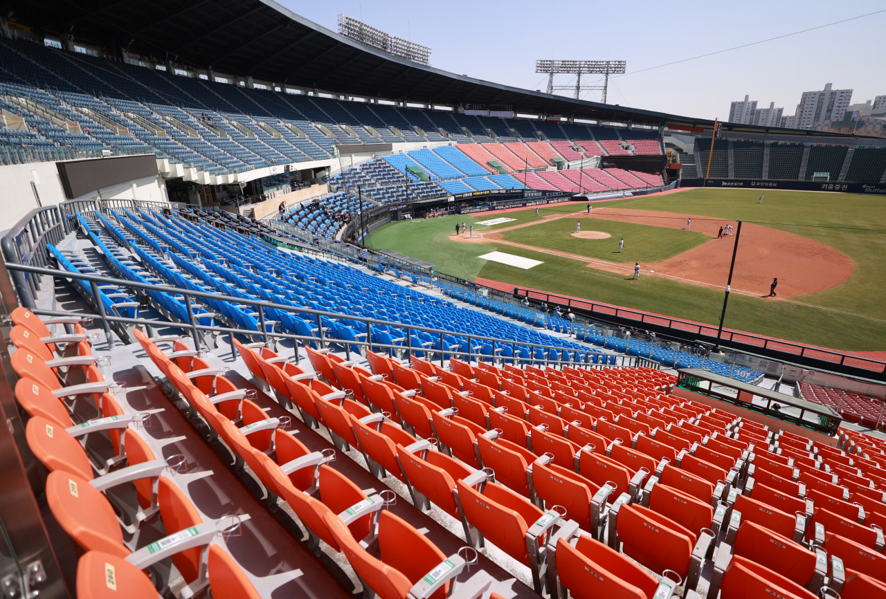 Baseball game is held at a nearly empty stadium in Seoul on Tuesday. (Yonhap)