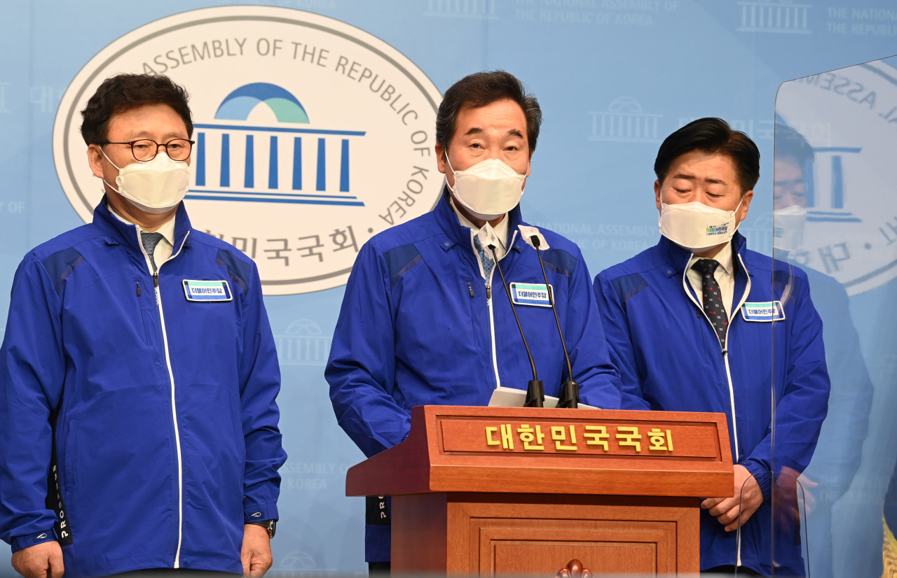 Rep. Lee Nak-yon (C), former head of the ruling Democratic Party who is currently co-chairing the party's election committee for the upcoming April 7 by-elections, holds a press conference at the National Assembly in Seoul on Wednesday. (Yonhap)