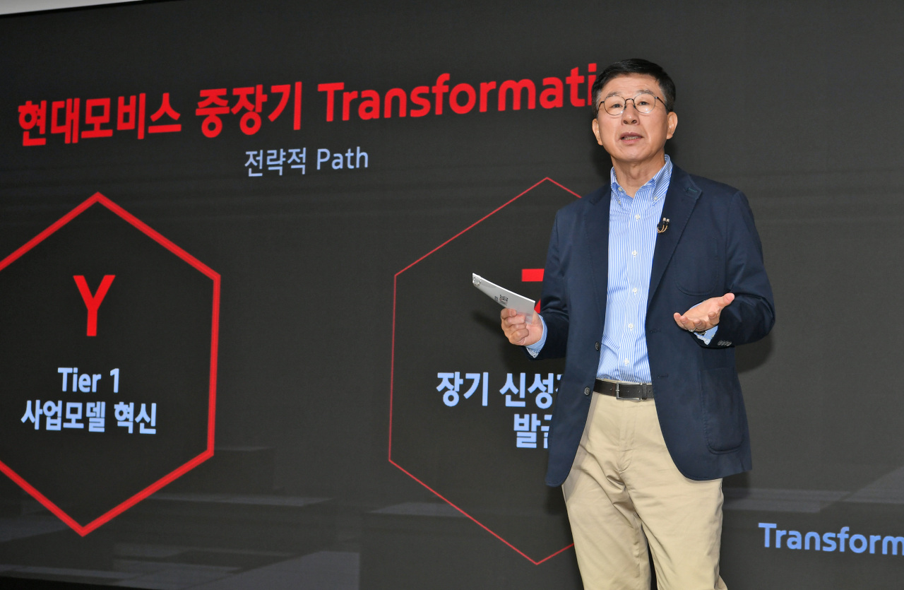 Jung Soo-kyung, executive vice president and head of the planning division at Hyundai Mobis, speaks at the 2021 Hyundai Mobis Strategies and New Technologies Conference at the company’s R&D center in Yongin, Gyeonggi Province. (Hyundai Mobis)