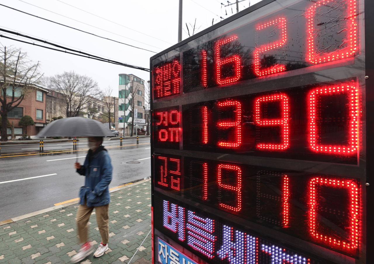 This photo, taken last Sunday, shows gas prices at a filling station in Seoul. (Yonhap)