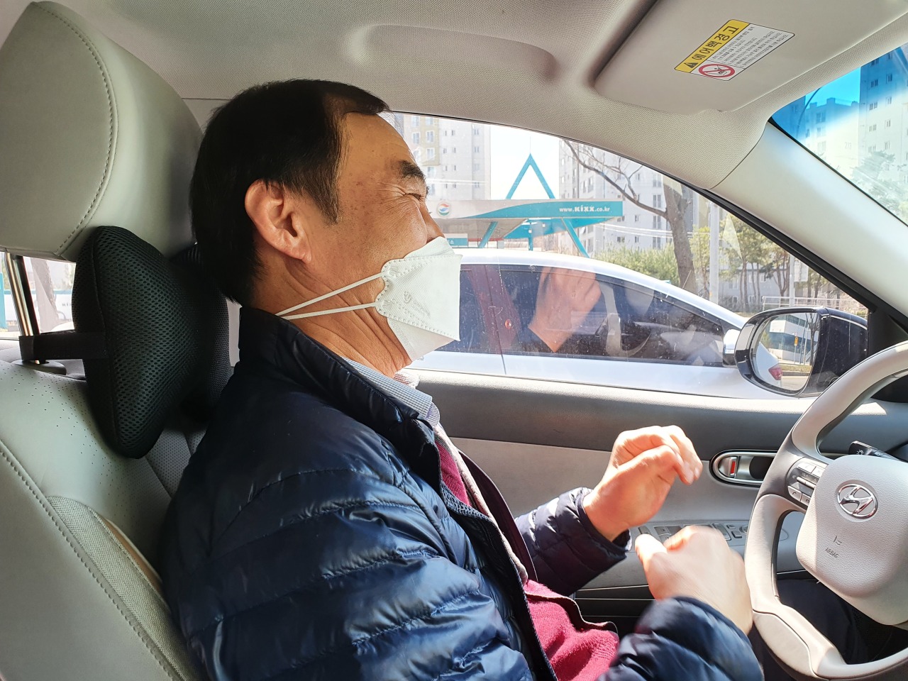 Lee, a taxi driver, talks about the pros and cons of driving a hydrogen taxi. (Kim Byung-wook/The Korea Herald)