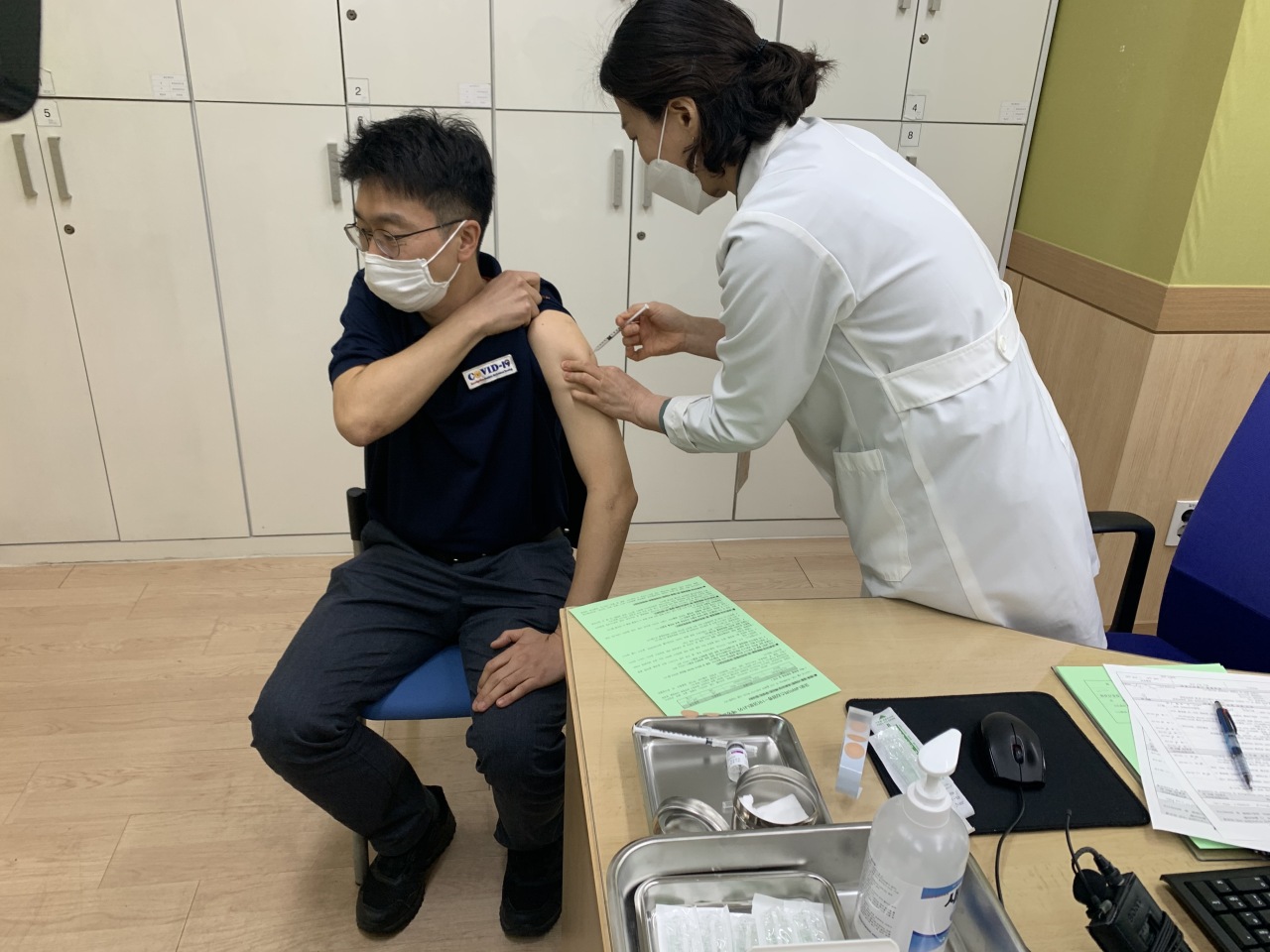 KDCA’s head of contact tracing Park Young-joon receives an AstraZeneca shot in his left arm at a Cheongju, North Chungcheong Province, public health center Thursday morning. (Kim Arin/The Korea Herald)