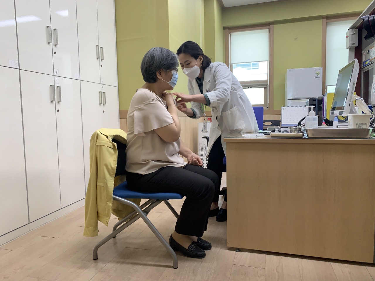 KDCA Commissioner Jeong Eun-kyeong receives her first dose of AstraZeneca’s COVID-19 vaccine Thursday morning at a public health center in Cheongju, North Chungcheong Province. (Kim Arin/The Korea Herald)