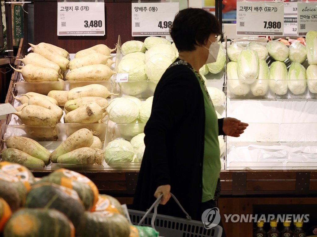 A shopper browses groceries at a discount store in Seoul. (Yonhap)