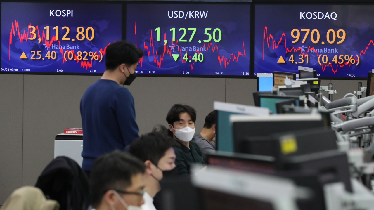 Electronic signboards at a Hana Bank dealing room in Seoul show the benchmark Korea Composite Stock Price Index (KOSPI) closed at 3,112.8 on Friday. (Yonhap)