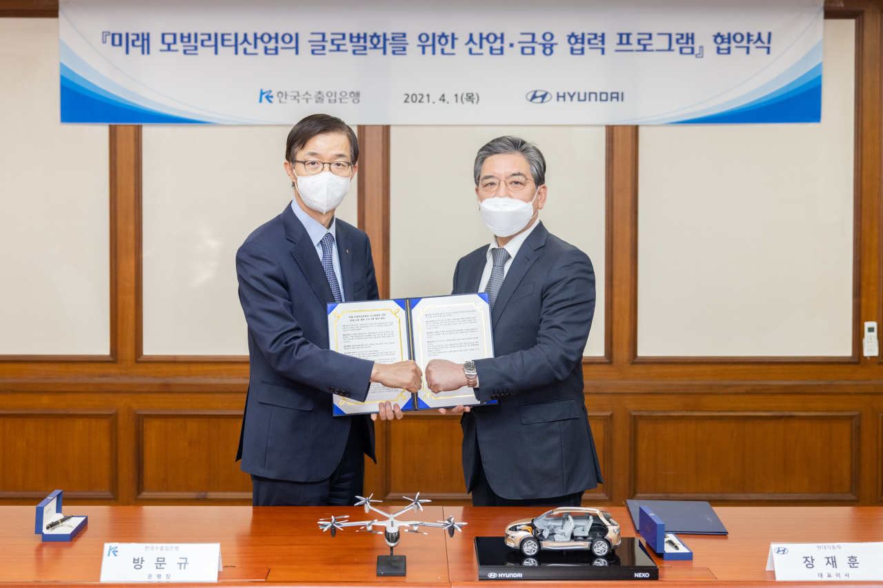 Bang Moon-kyu, chairman and president of the Export-Import Bank of Korea (left) and Hyundai Motor CEO Chang Jae-hoon, at the bank’s headquarters in Yeouido, western Seoul, on Thursday. (Exim Bank)