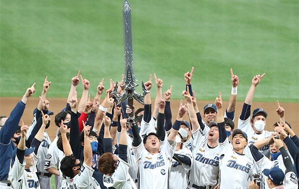 NC Dinos captain and catcher Yang Eui-ji hoists the Execution Sword, a replica of the most powerful item in NCSoft’s mega hit game Lineage, after winning the Korean Series on Nov. 24. (NCSoft)