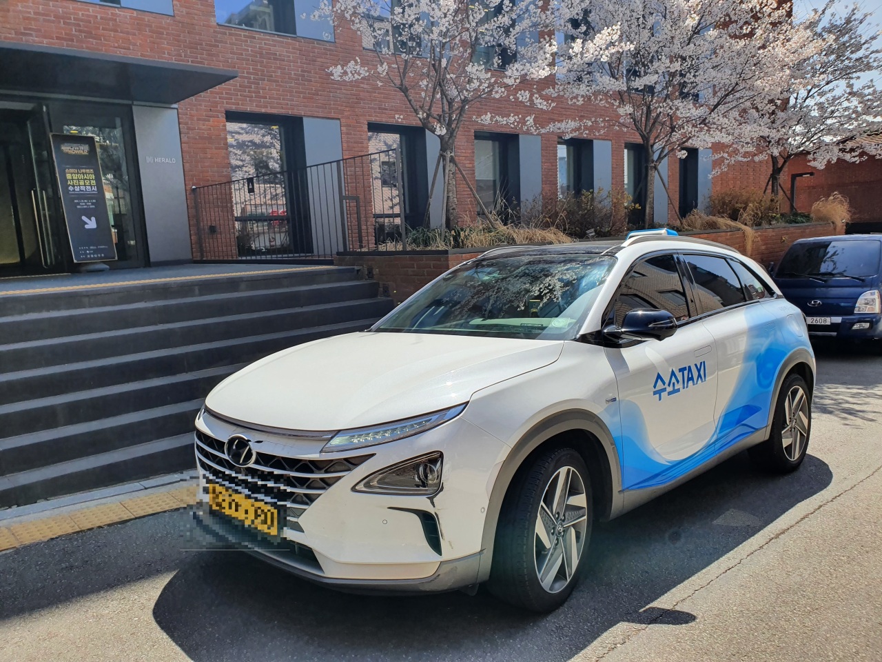 A hydrogen taxi is parked at The Korea Herald headquarters in Yongsan-gu, central Seoul, last Wednesday. (Kim Byung-wook/The Korea Herald)