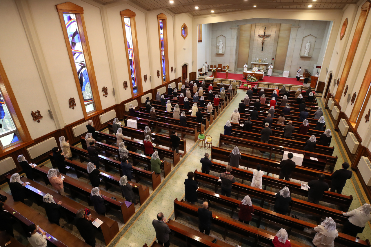 Worshippers attend Easter Mass on Sunday at a church in Yeongdeungpo-gu, Seoul. (Yonhap)