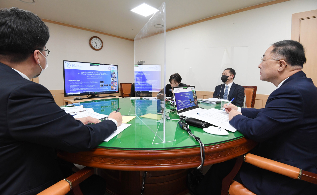 Finance Minister Hong Nam-ki (right) attends a virtual meeting of the Coalition of Finance Ministers for Climate Action on Tuesday. (Yonhap)