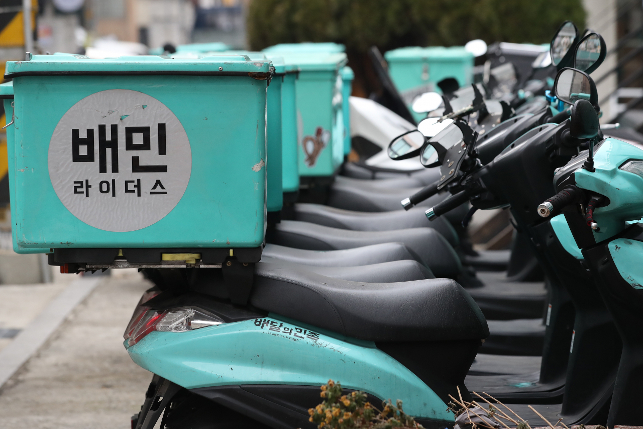Motorcycles operated by food delivery app Baedal Minjok are parked outside a delivery center in Seoul in this file photo taken on Dec. 29, 2020. (Yonhap)