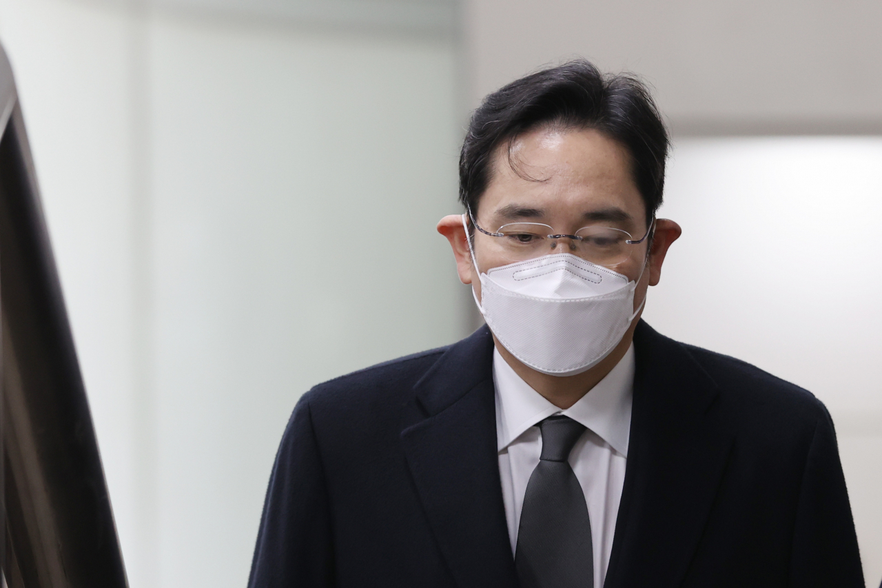 This photo taken on Jan. 18, 2021, shows Samsung Electronics Vice Chairman Lee Jae-yong heading to a courtroom at Seoul High Court in Seoul for a bribery case. (Yonhap)