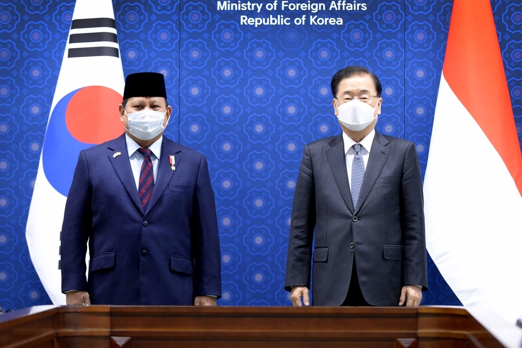 Foreign Minister Chung Eui-yong (R) stands together with Indonesian Defense Minister Prabowo Subianto ahead of their meeting at Seoul's foreign ministry, in this photo provided by Chung's office, on Friday. (Chung's office)