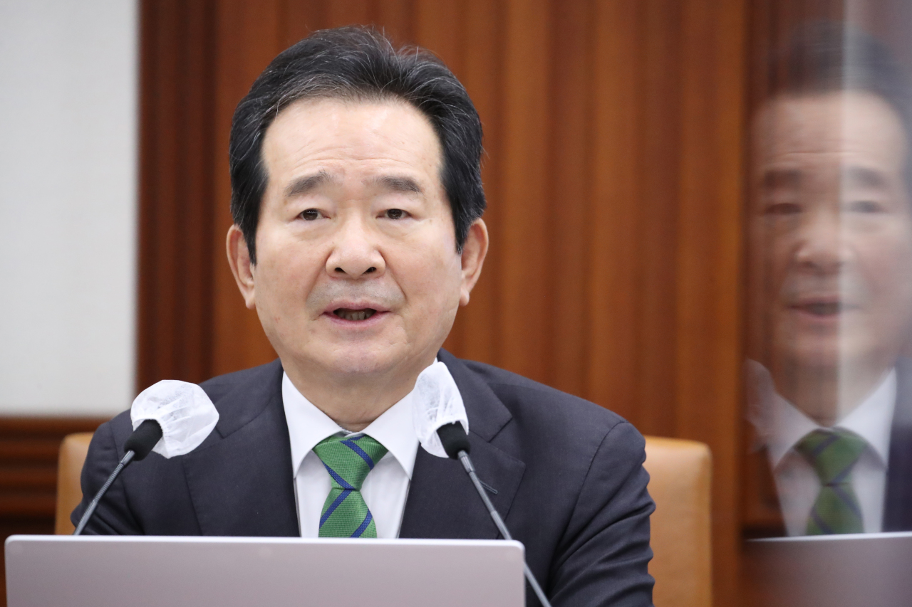 Prime Minister Chung Sye-kyun (R) speaks during an interagency meeting on the COVID-19 response on Friday. (Yonhap)