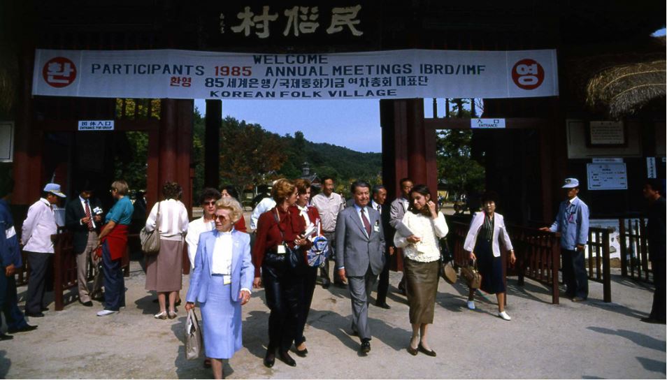 A delegation from two US-based international organizations visited Minsokchon -- a major Korean folk village -- in Yongin, Gyeonggi Province, in this file photo from 1985. In terms of population by age group in Korea, people born in 1982-1991, aged 30-39, was overtaken by those born in 1952-1961, aged 60-69, this year. (National Archives of Korea)