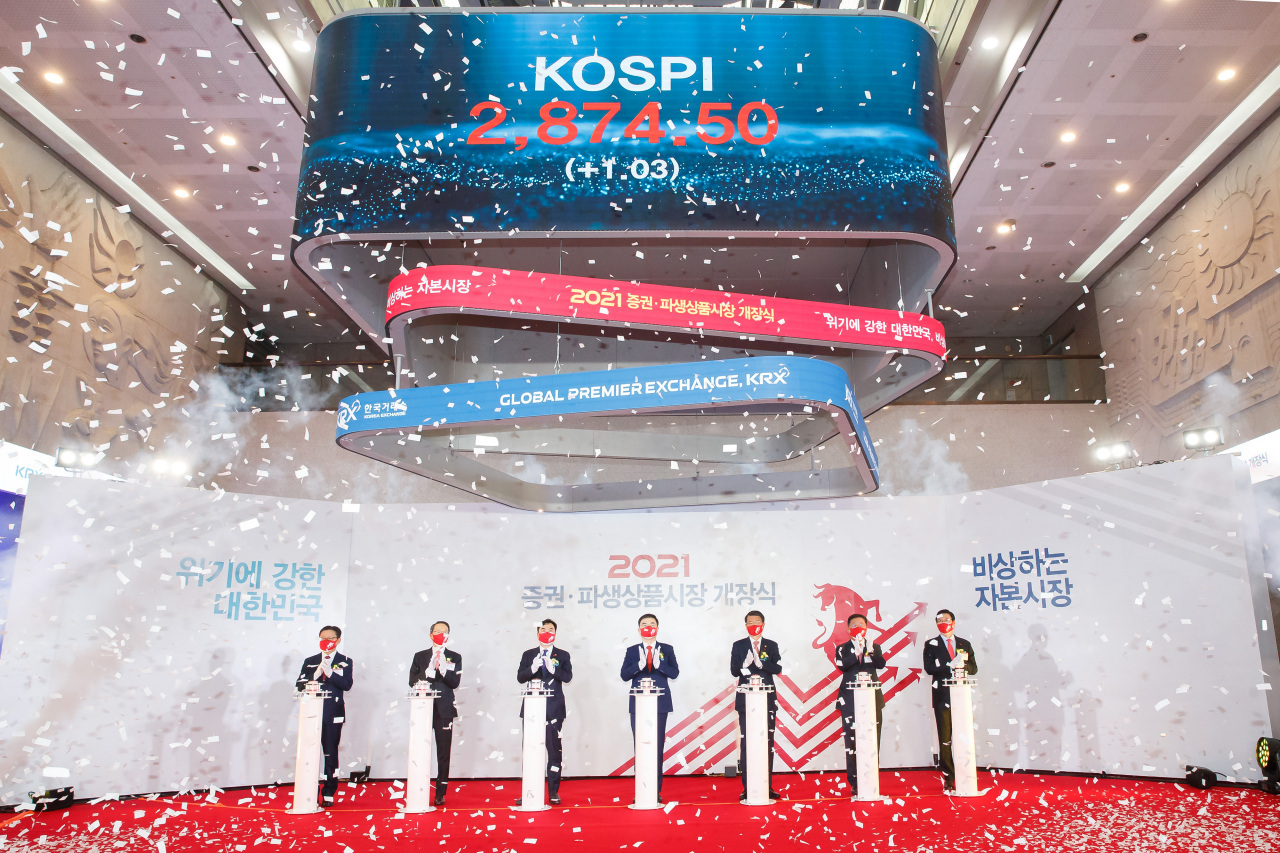 Sohn Byung-doo (fourth from left), chairman and chief executive of the Korea Exchange, and others attend a ceremony in Seoul on Jan. 4 to mark the 2021 opening of the country’s stock markets in the morning. (The Financial Services Commission)