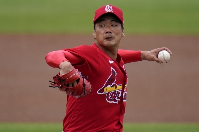 In this Associated Press file photo from March 3, 2021, Kim Kwang-hyun of the St. Louis Cardinals pitches during the top of the first inning of a major league spring training game against the New York Mets at Roger Dean Chevrolet Stadium in Jupiter, Florida. (AP-Yonhap)