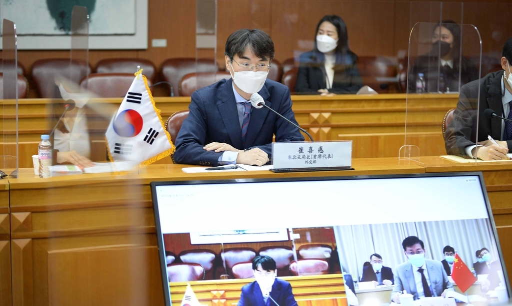 Choi Hee-deok, director-general for Northeast Asian affairs at Seoul's foreign ministry, speaks to Hong Liang, head of the Chinese foreign ministry's Department of Boundary and Ocean Affairs, during the first dialogue on maritime cooperation, held via virtual links on Wednesday.(Yonhap)