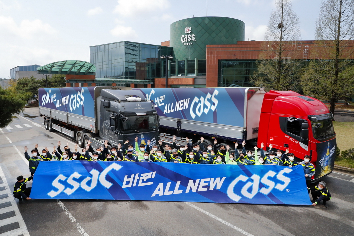 Staff at Oriental Brewery’s Cheongju plant celebrate the nationwide release of All New Cass. (OB)