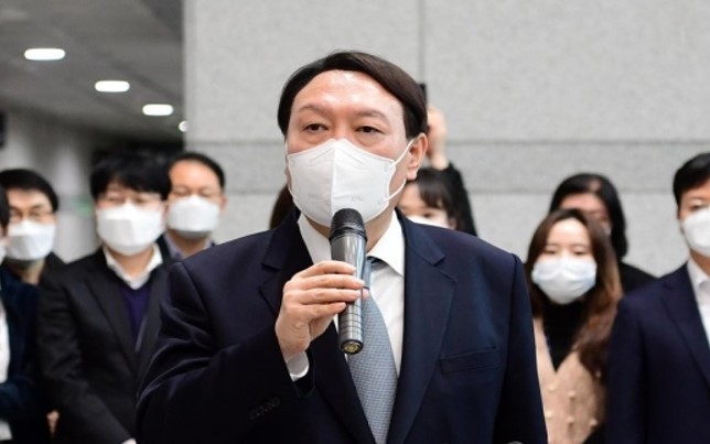 Former Prosecutor General Yoon Seok-youl speaks before leaving the prosecution building after resigning from his post on Friday. (Yonhap)