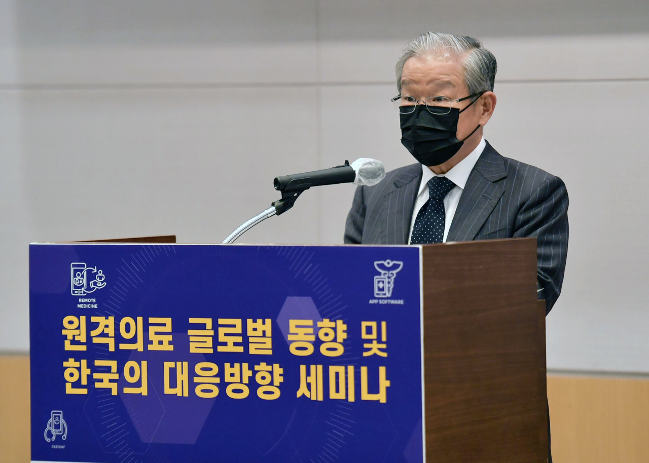 The Federation of Korean Industries Vice Chairman Kwon Tae-shin speaks during a seminar held in Seoul, Tuesday. (Yonhap)