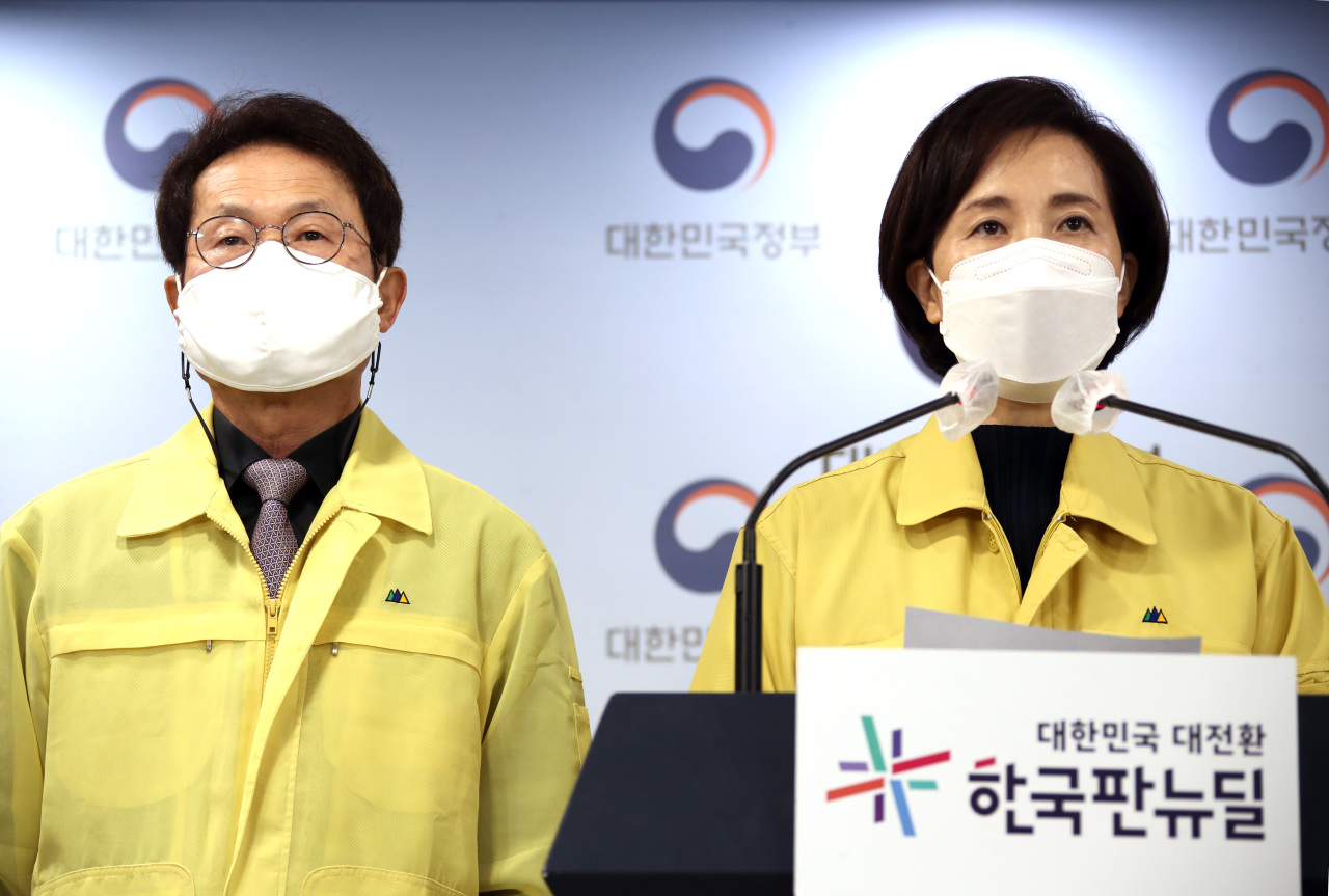Education Minister Yoo Eun-hae (R) announces the government's decision to strengthen COVID-19 quarantine measures for three weeks at schools nationwide in a news conference in Seoul on Wednesday. (Yonhap)