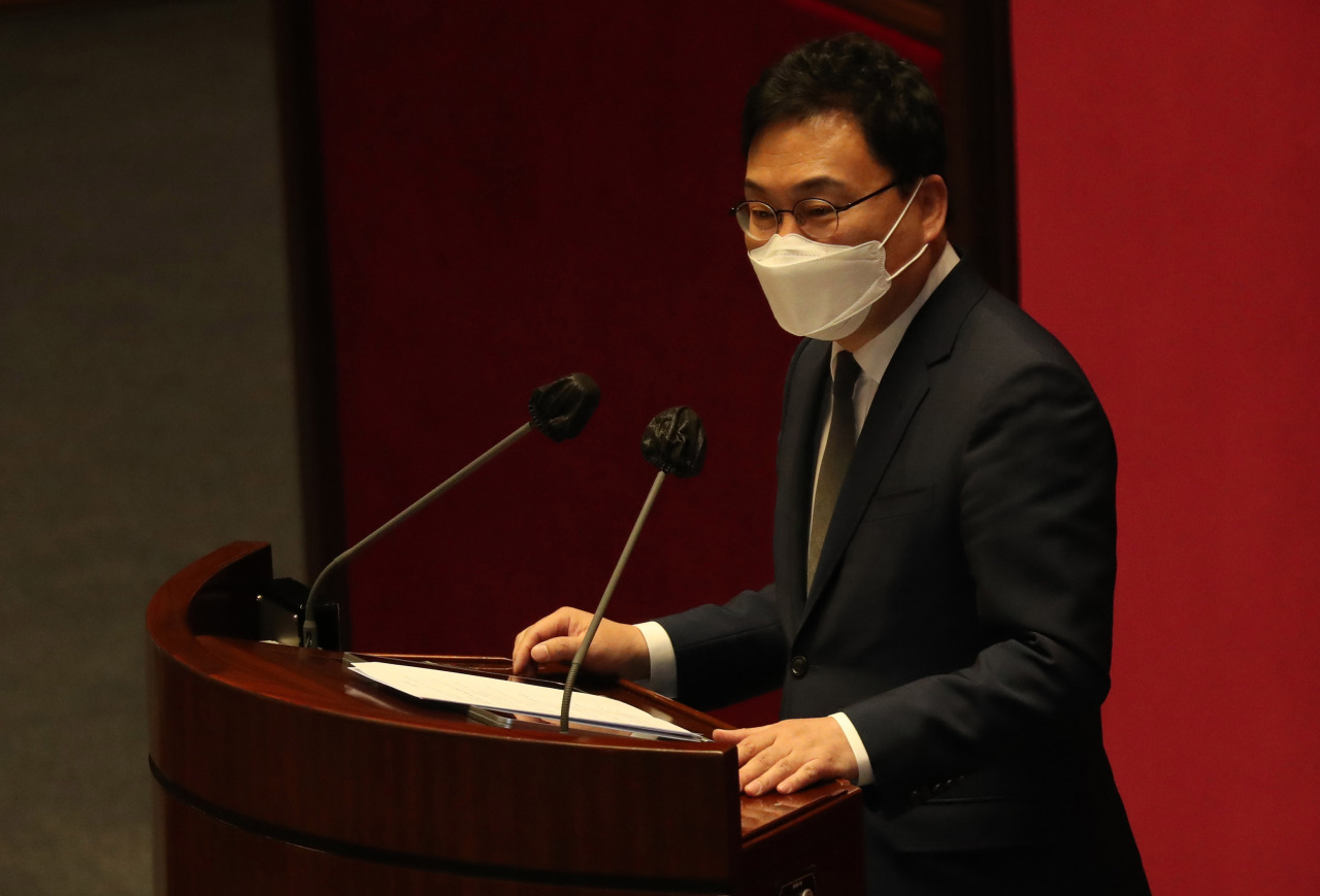 Independent Rep. Lee Sang-jik, founder of the cash-strapped budget carrier Eastar Jet, speaks at the National Assembly on Wednesday, before a parliamentary vote on lifting his arrest immunity. (Yonhap)