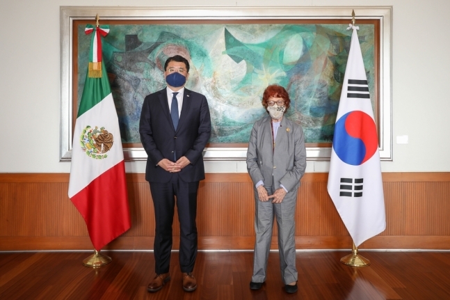 South Korea's First Vice Foreign Minister Choi Jong-kun (left) poses with Carmen Moreno Toscano, Mexico's undersecretary of Foreign Relations, ahead of talks in Mexico on April 23, 2021, in this photo provided by Seoul's foreign ministry. (Yonhap)