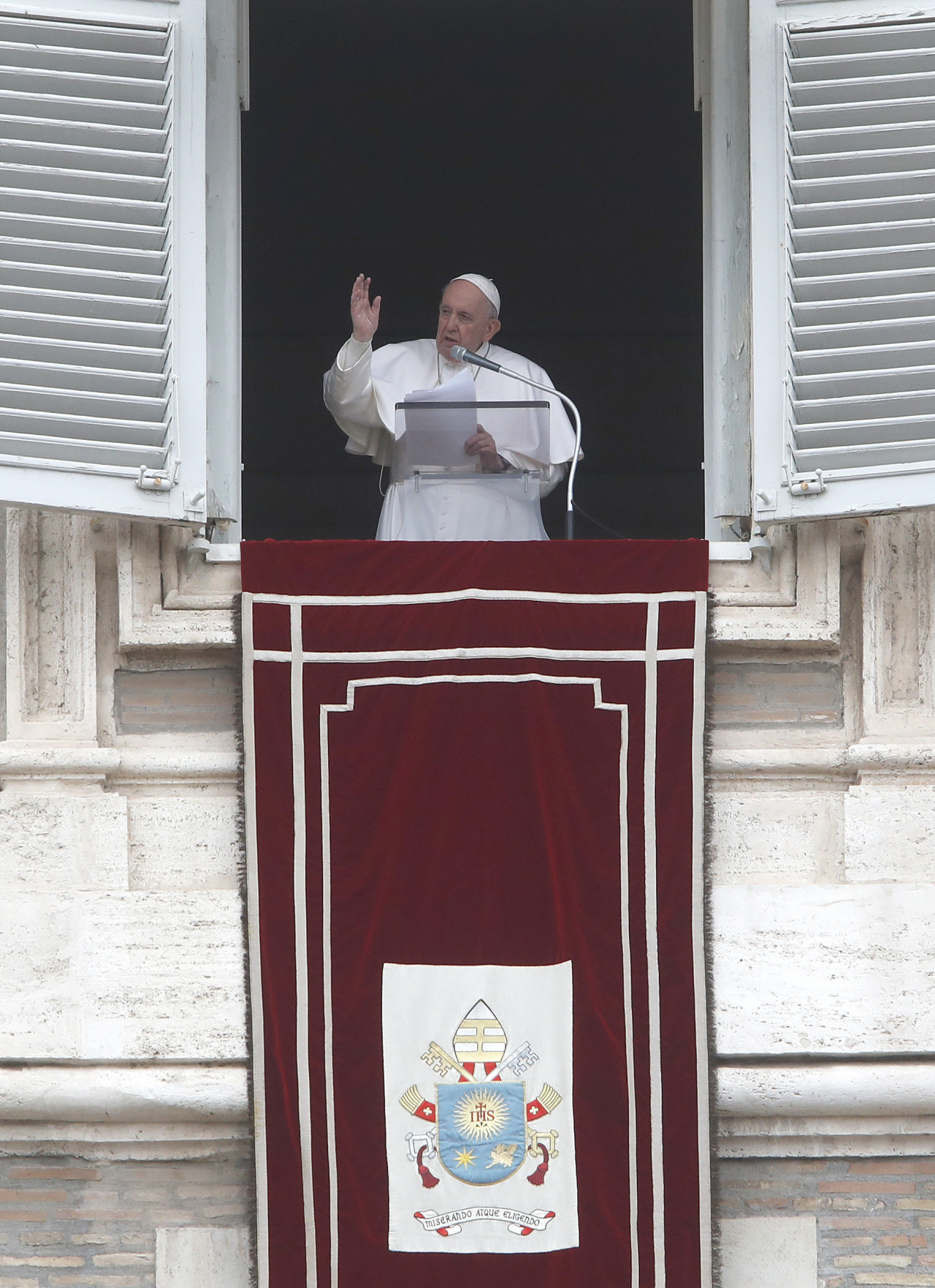 Pope Francis blesses the crowd as he recites the Angelus noon prayer from the window of his studio overlooking St.Peter's Square, at the Vatican, Sunday, March 14, 2021. (AP-Yonhap)