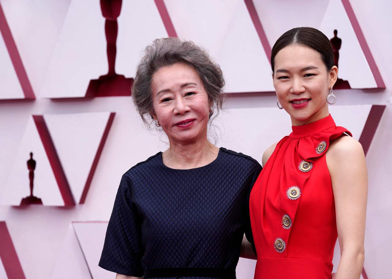 Youn Yuh-jung and Han Yeri at the Oscars red carpet. (AP-Yonhap)