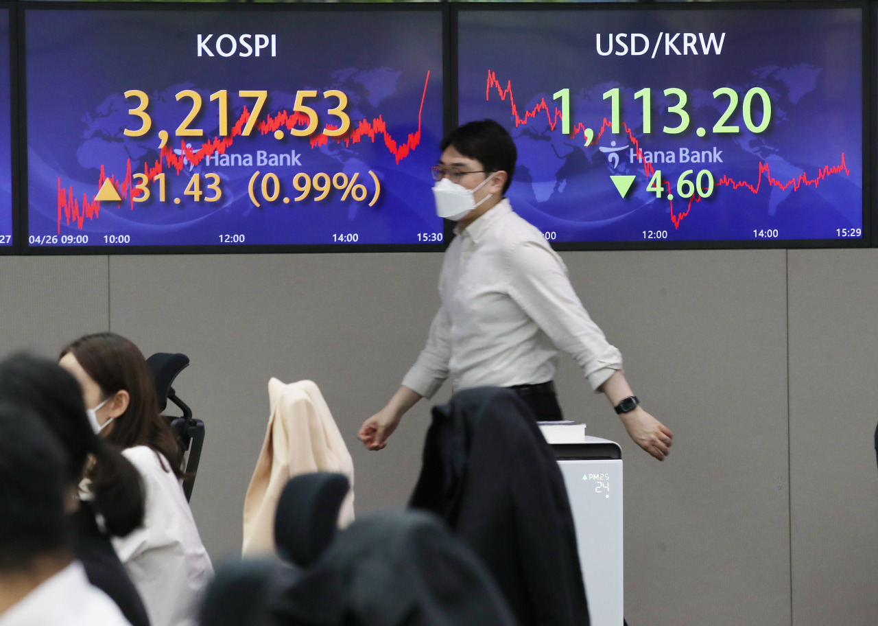 The benchmark Korea Composite Stock Price Index (Kospi) figures are displayed at a dealing room of a local bank in Seoul, Monday. (Yonhap)