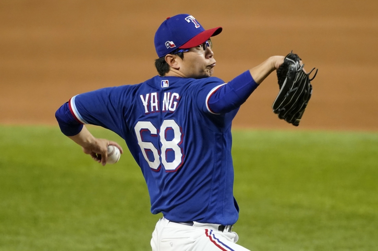 In this Associated Press photo, Yang Hyeon-jong of the Texas Rangers pitches against the Milwaukee Brewers in the top of the sixth inning of a major league spring training game at Globe Life Field in Arlington, Texas. (AP-Yonhap)