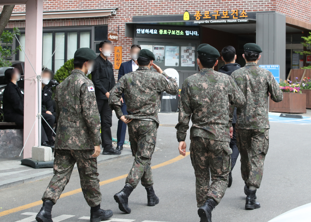 Service members arrive at a coronavirus test center in Seoul on Monday. (Yonhap)