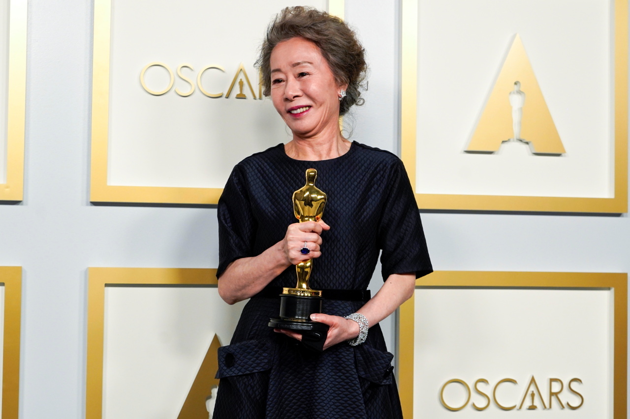 Actor Youn Yuh-jung poses after winning the best supporting actress award at 93rd Academy Awards in Los Angeles, on Sunday. (Yonhap-Reuters)