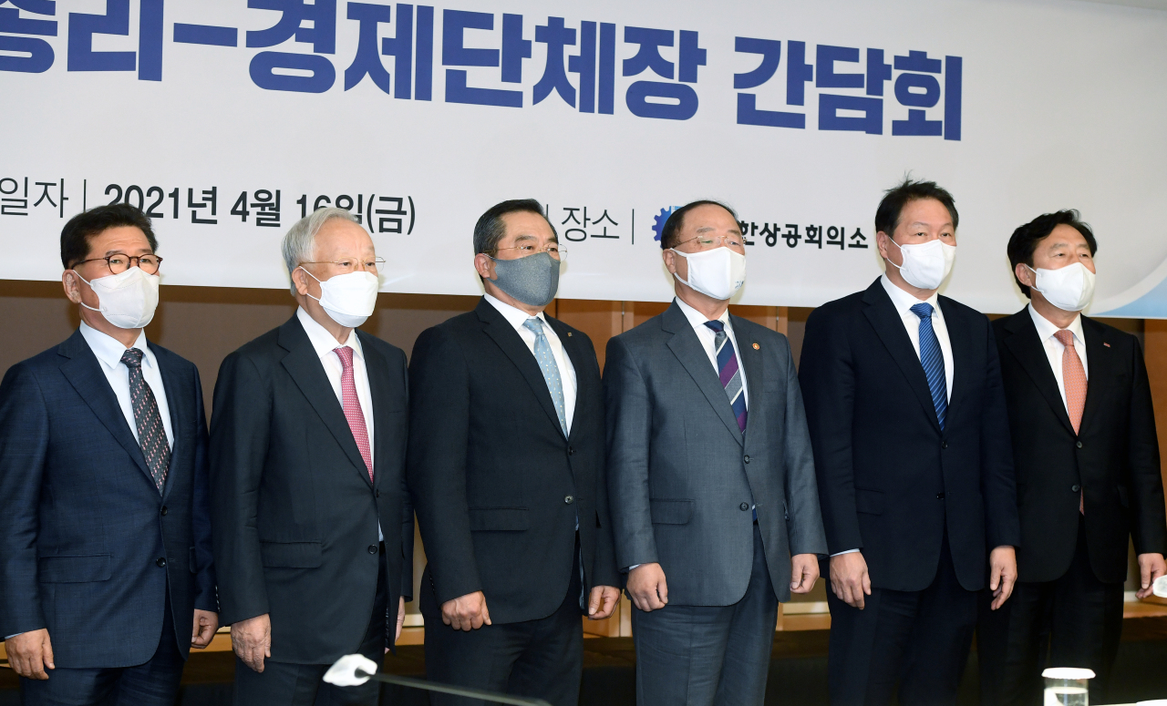 Chiefs of the nation’s leading conglomerates meet with Deputy Prime Minister and Finance Minister Hong Nam-ki on April 16 to address the prolonged semiconductor shortage problem. (Yonhap)