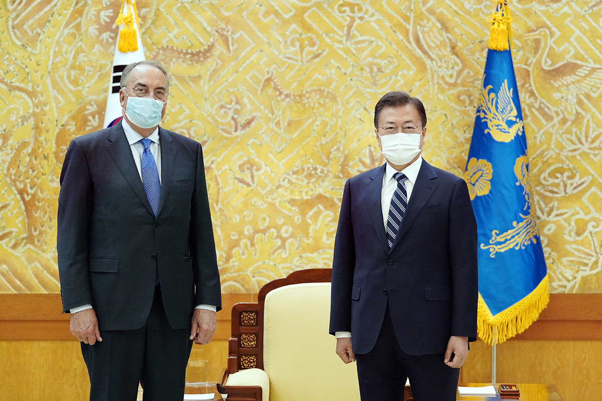 President Moon Jae-in and Novavax CEO Stanley Erck pose after a meeting at Cheong Wa Dae on Tuesday. (Cheong Wa Dae)