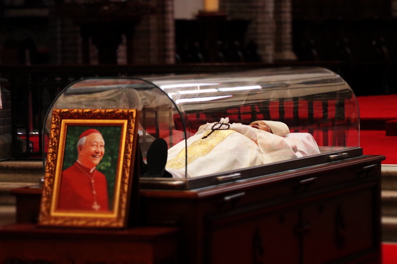 Cardinal Nicholas Cheong Jin-suk lies in a glass coffin in Myeongdong Cathedral in Seoul on Wednesday. (Yonhap)