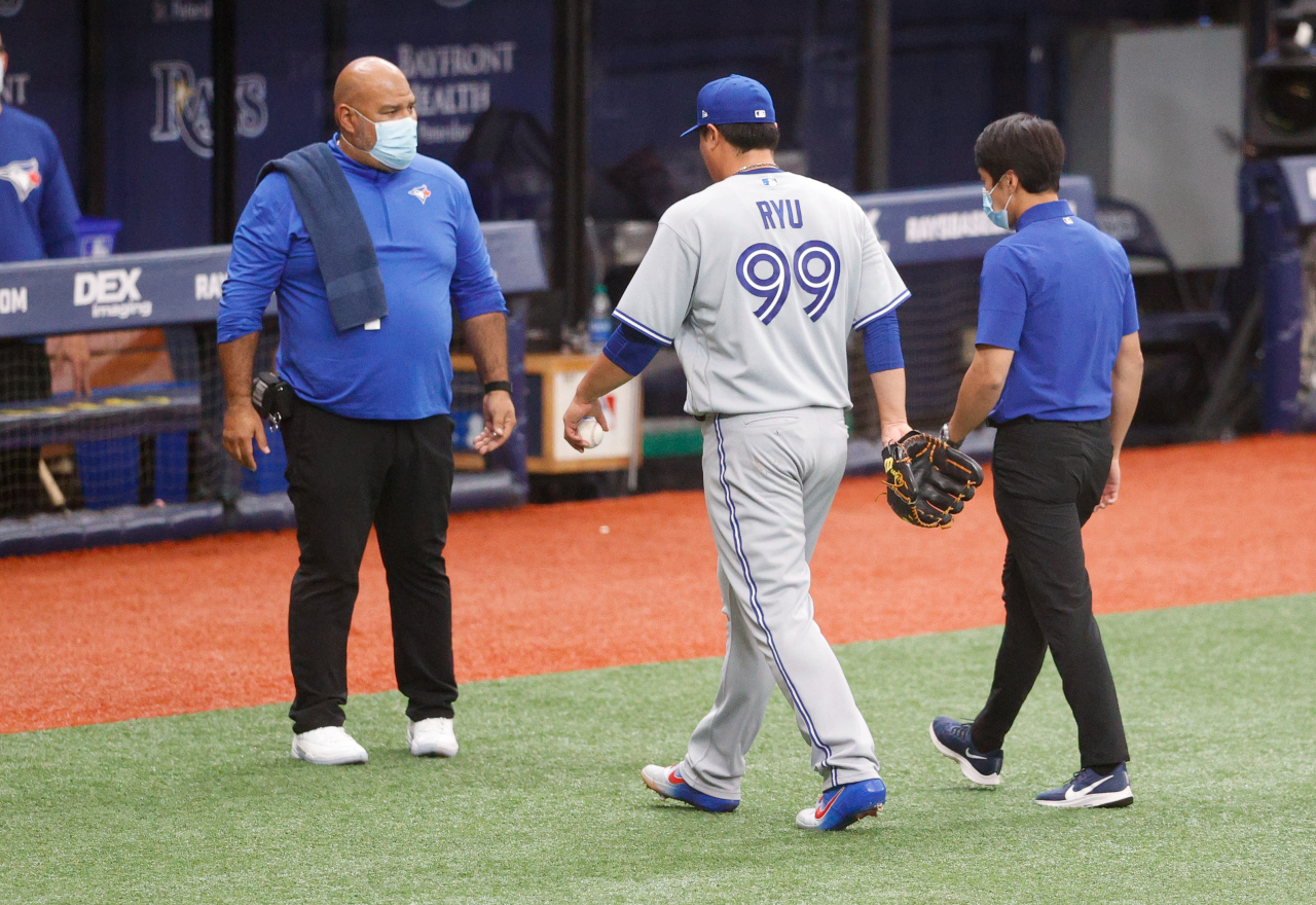 In this USA Today photo, Toronto Blue Jays starting pitcher Ryu Hyun-jin (C) exits in the fourth inning after suffering an injury in a game against the Tampa Bay Rays at Tropicana Field in St. Petersburg, Florida, on Sunday. (USA Today)