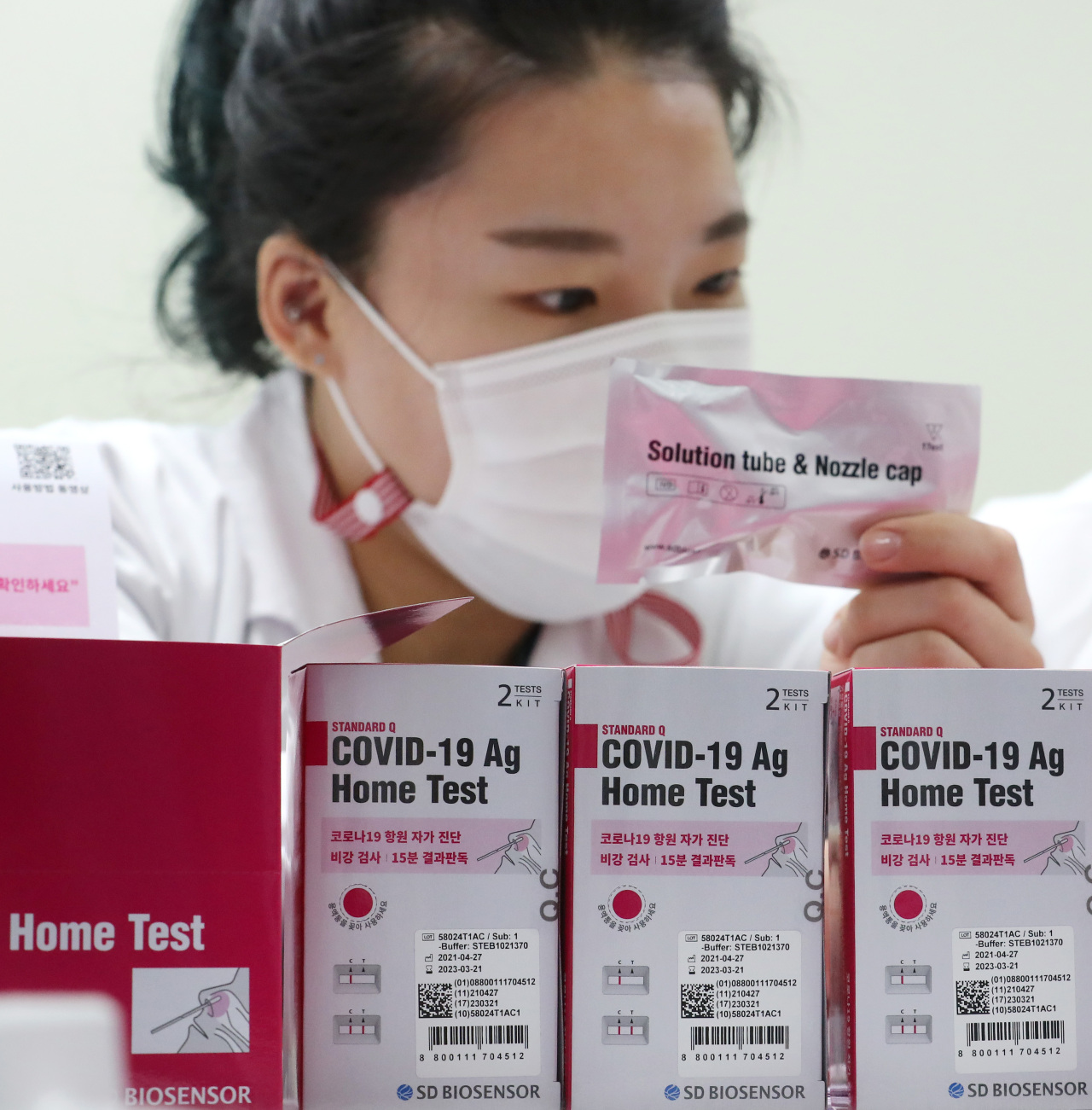 Photo News] Korea to roll out coronavirus self-test kits at pharmacies